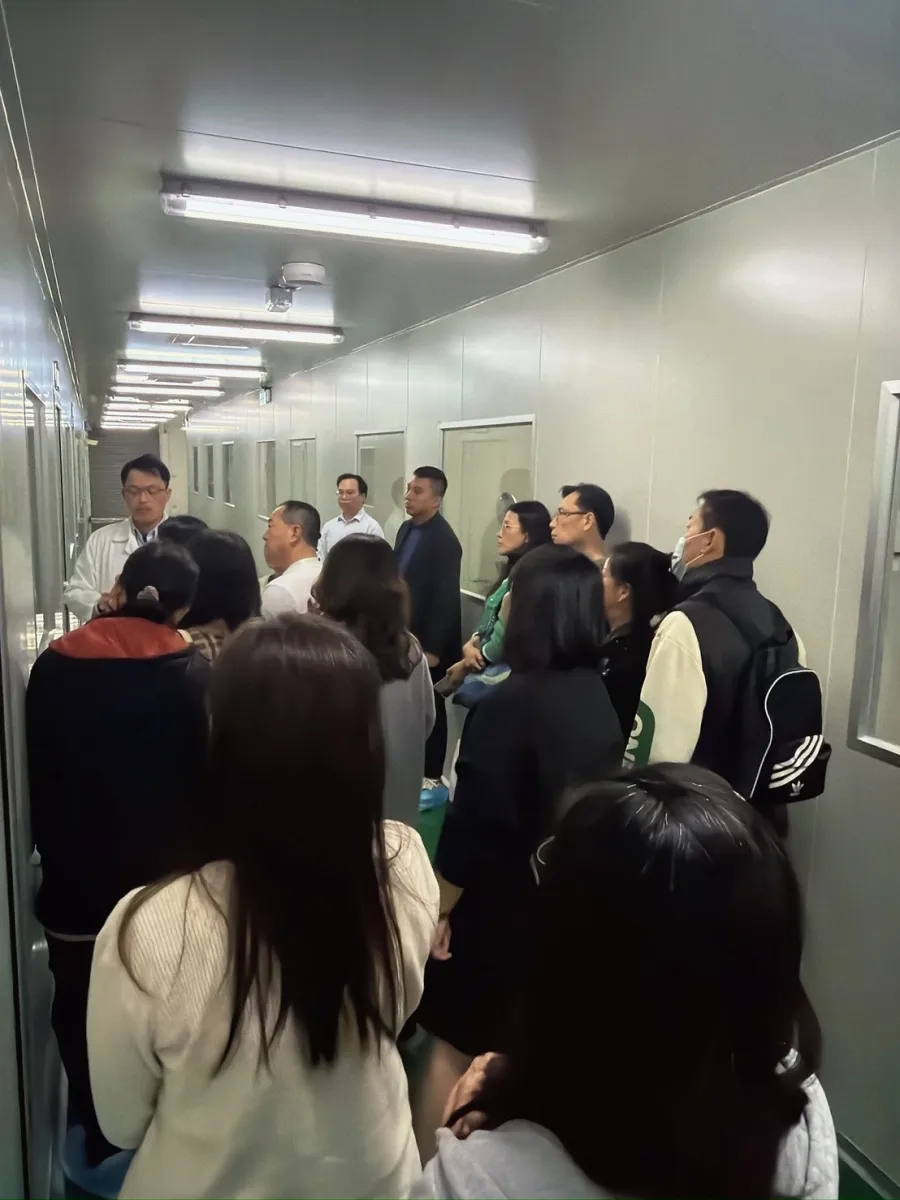 白袍研發人員 — 無菌走廊導覽